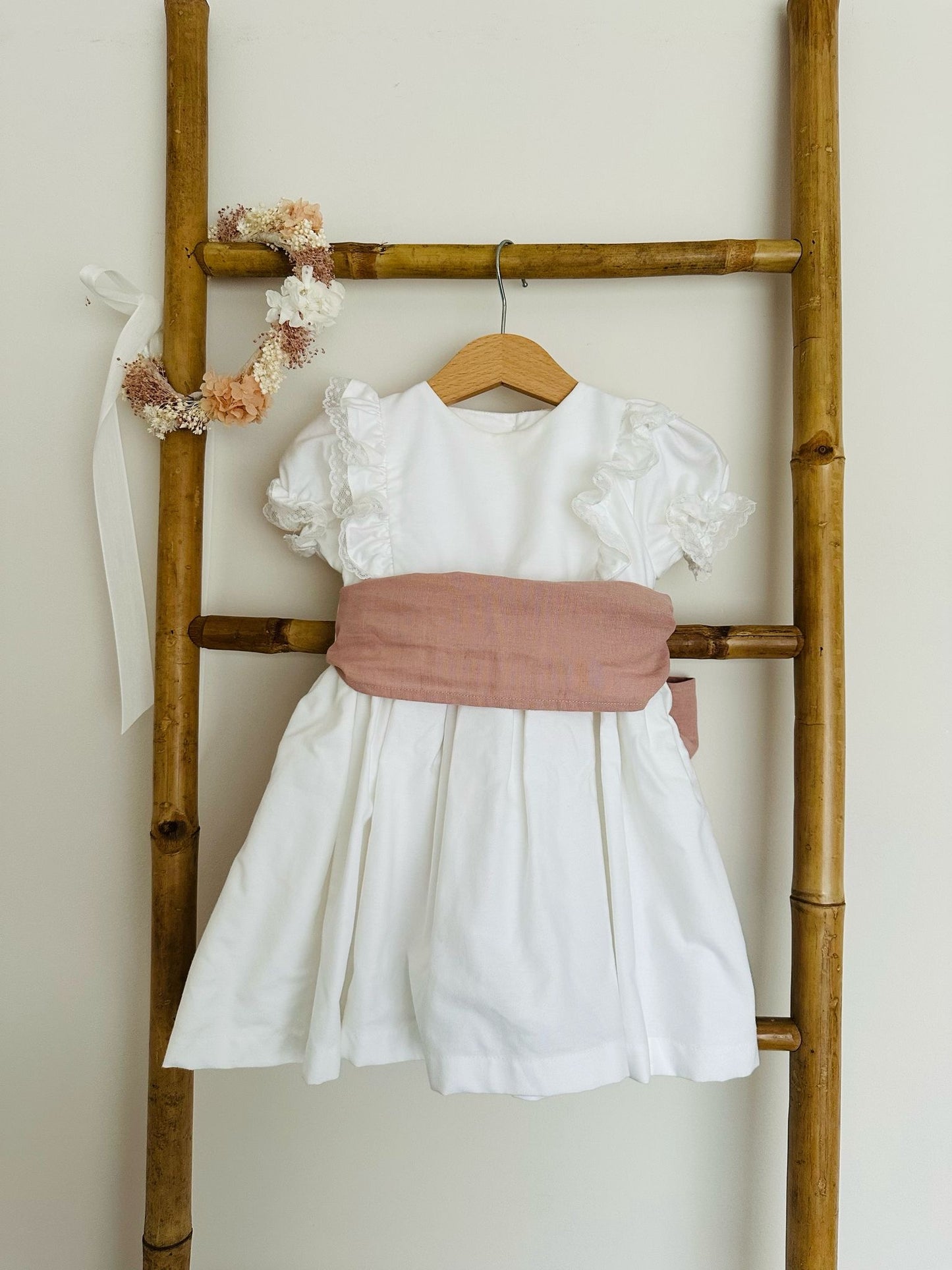 Vestido Branco Ótico com Faixa e Renda no Peito e Mangas