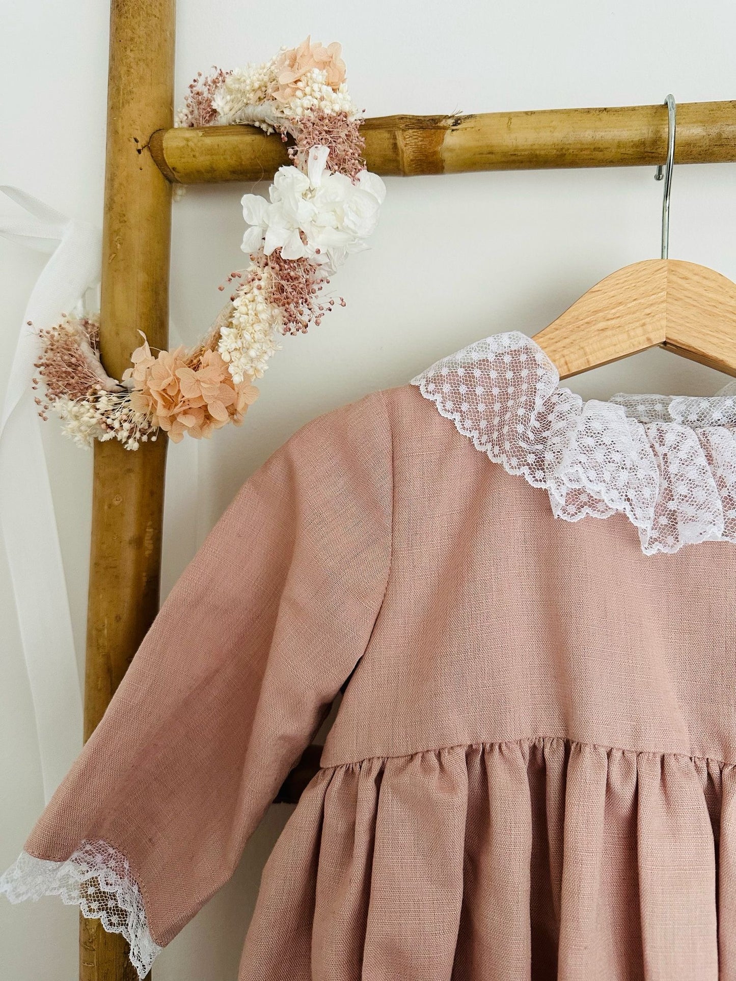 Rosa Seco Linen Dress with Lace Sleeves and Collar