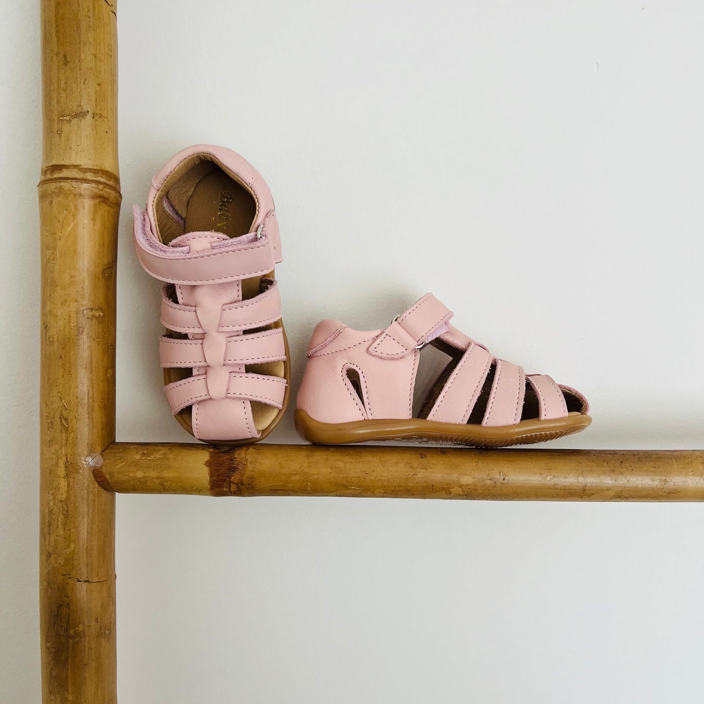 sandalias em pele