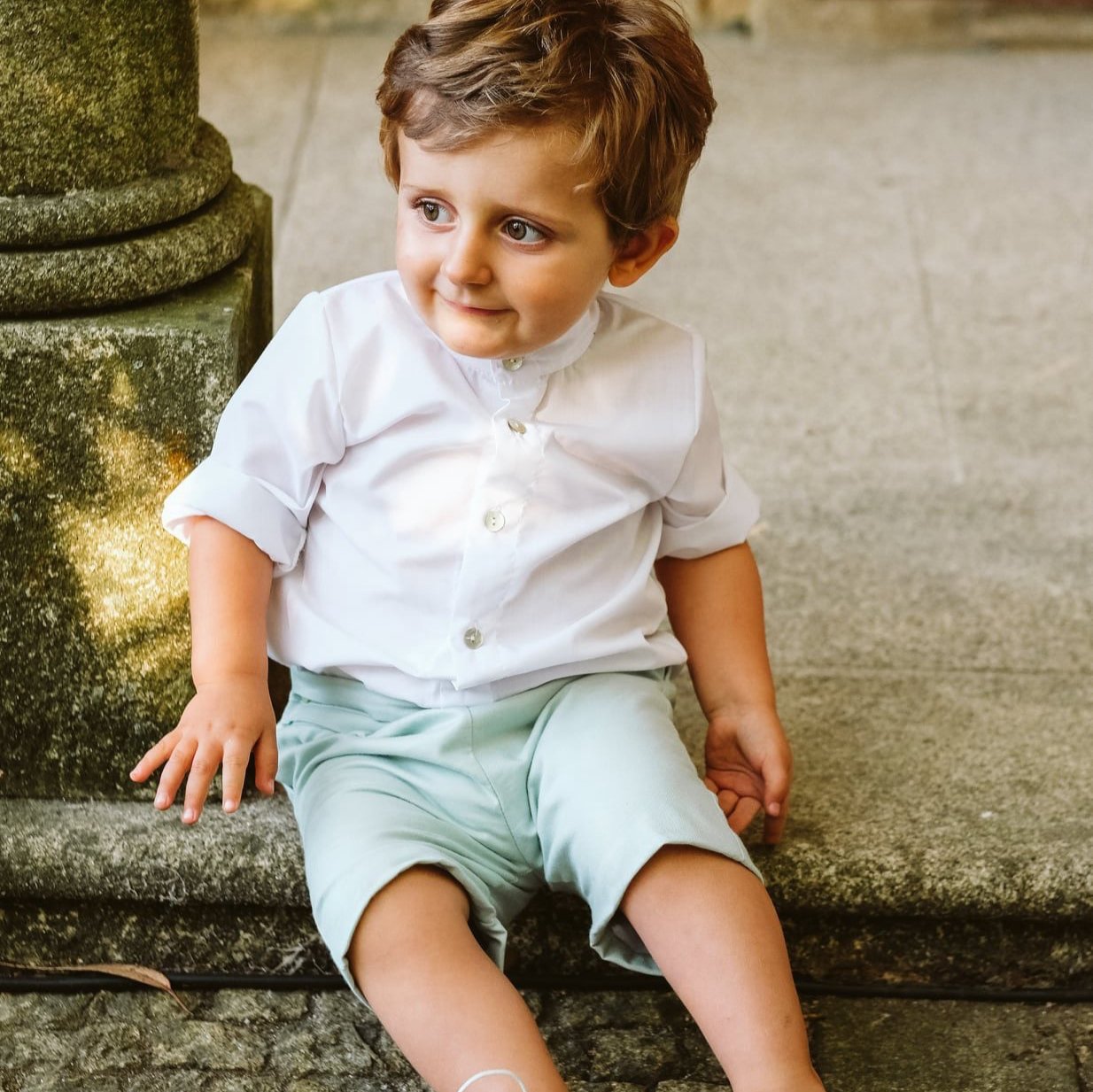 Conjunto de batizado para menino com camisa branca e calção bege