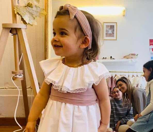 Vestido de batizado branco com laço rosa para menina