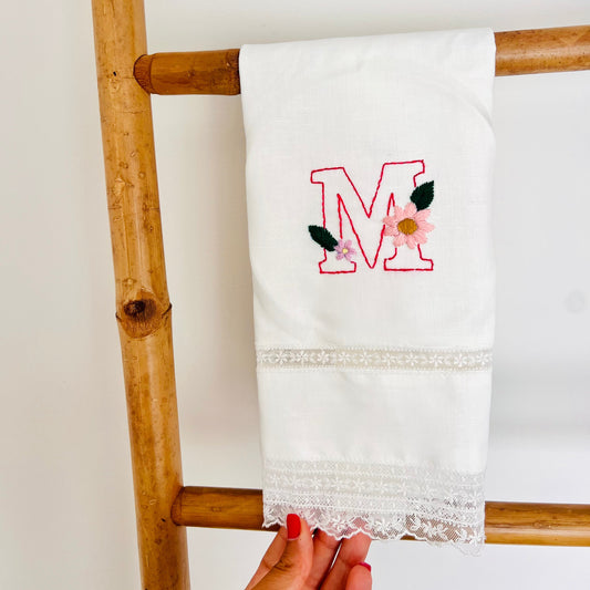 Bordado toalha de batismo