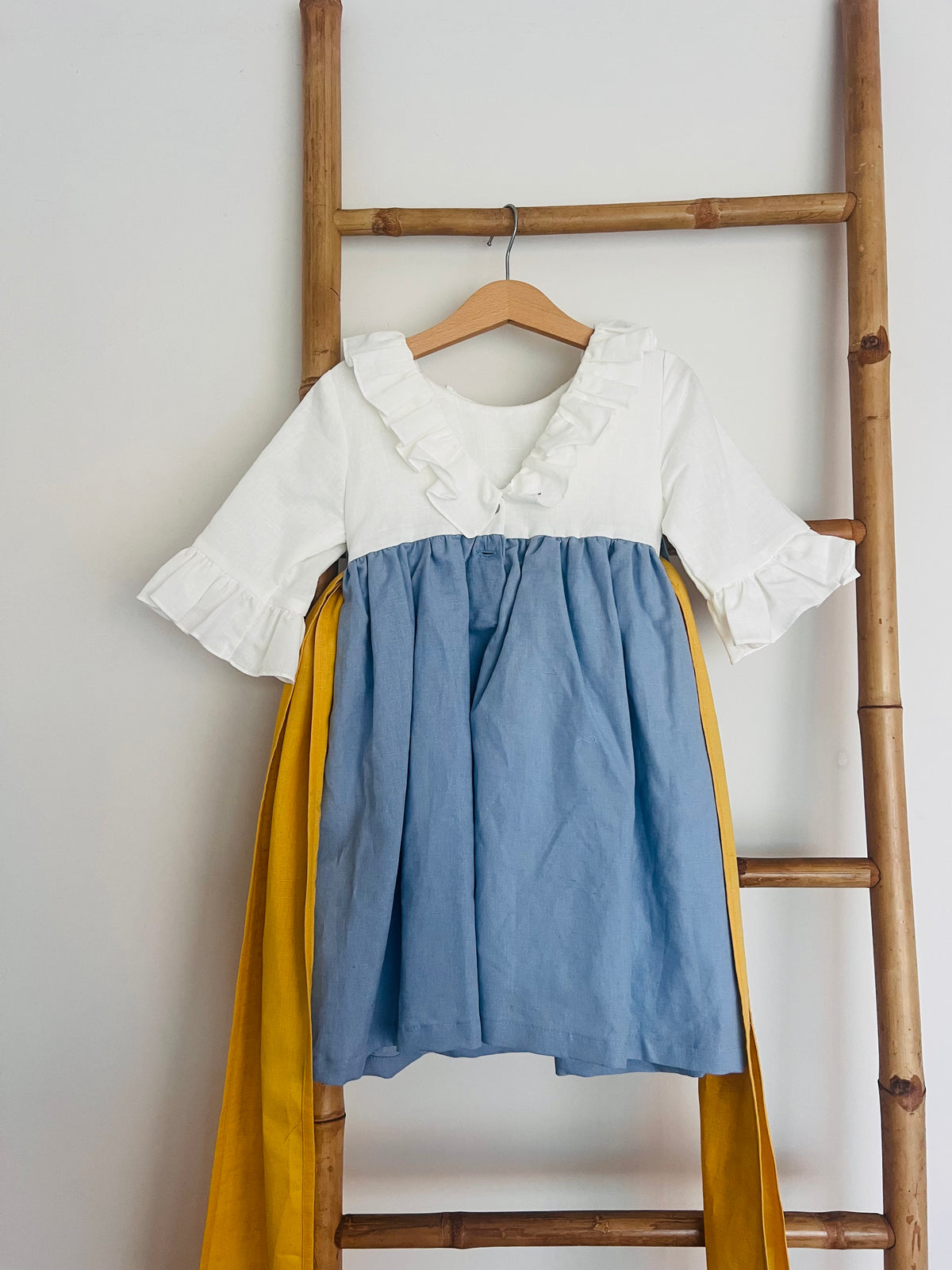 vestido 4 anos azafata com faixa amarela