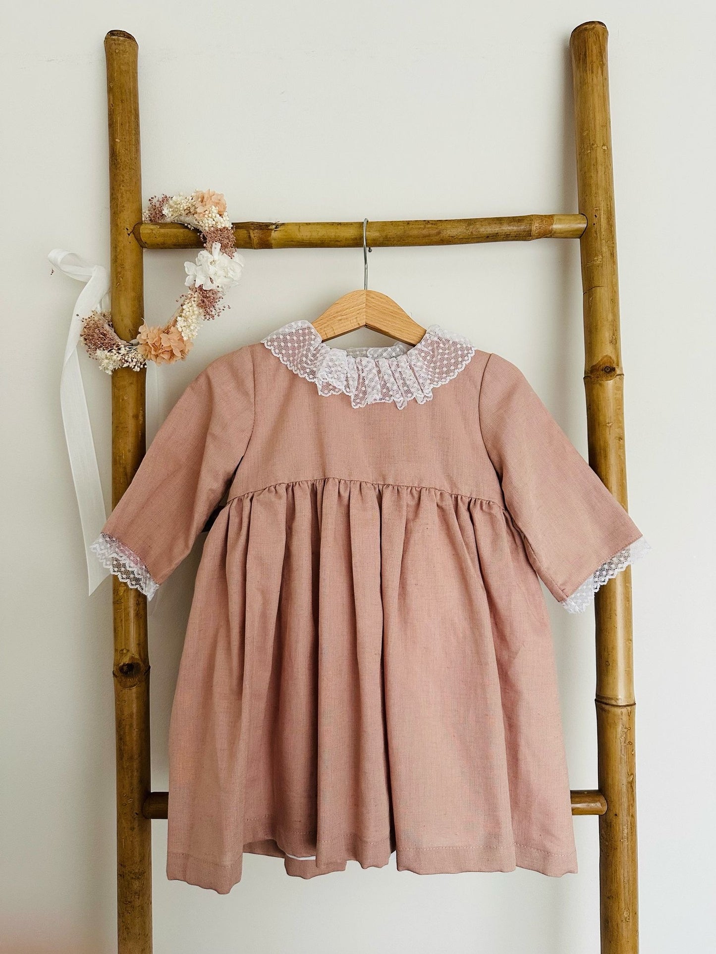 Rosa Seco Linen Dress with Lace Sleeves and Collar