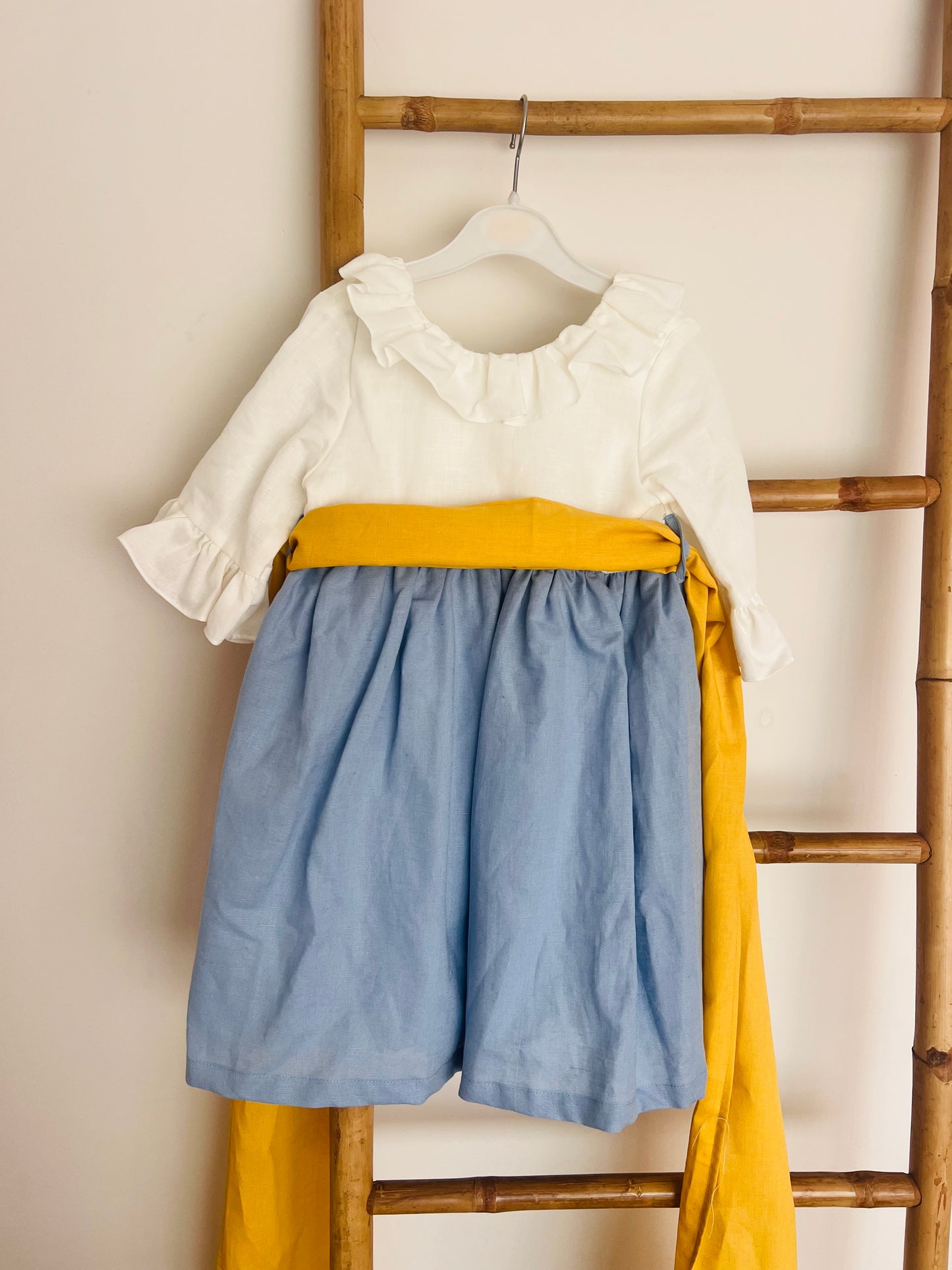 vestido 4 anos azafata com faixa amarela