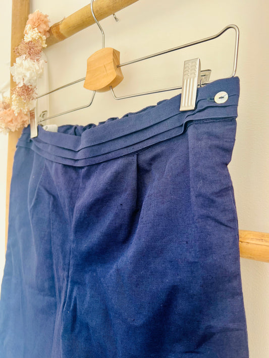 Pantalones cortos plisados con cinturón azul marino