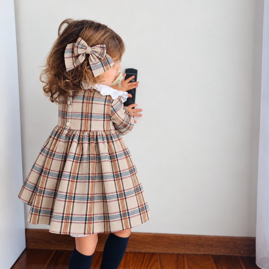 Vestido_natalicio_em_tartan_bege