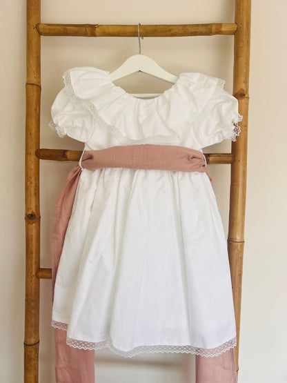 Vestido com Renda nas Mangas e na Gola