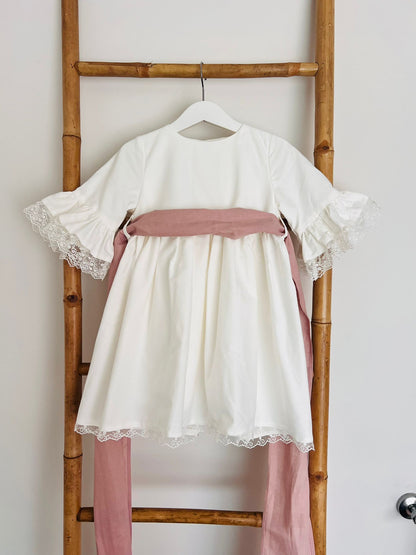 Vestido Charlotte com Renda na Manga e Bainha