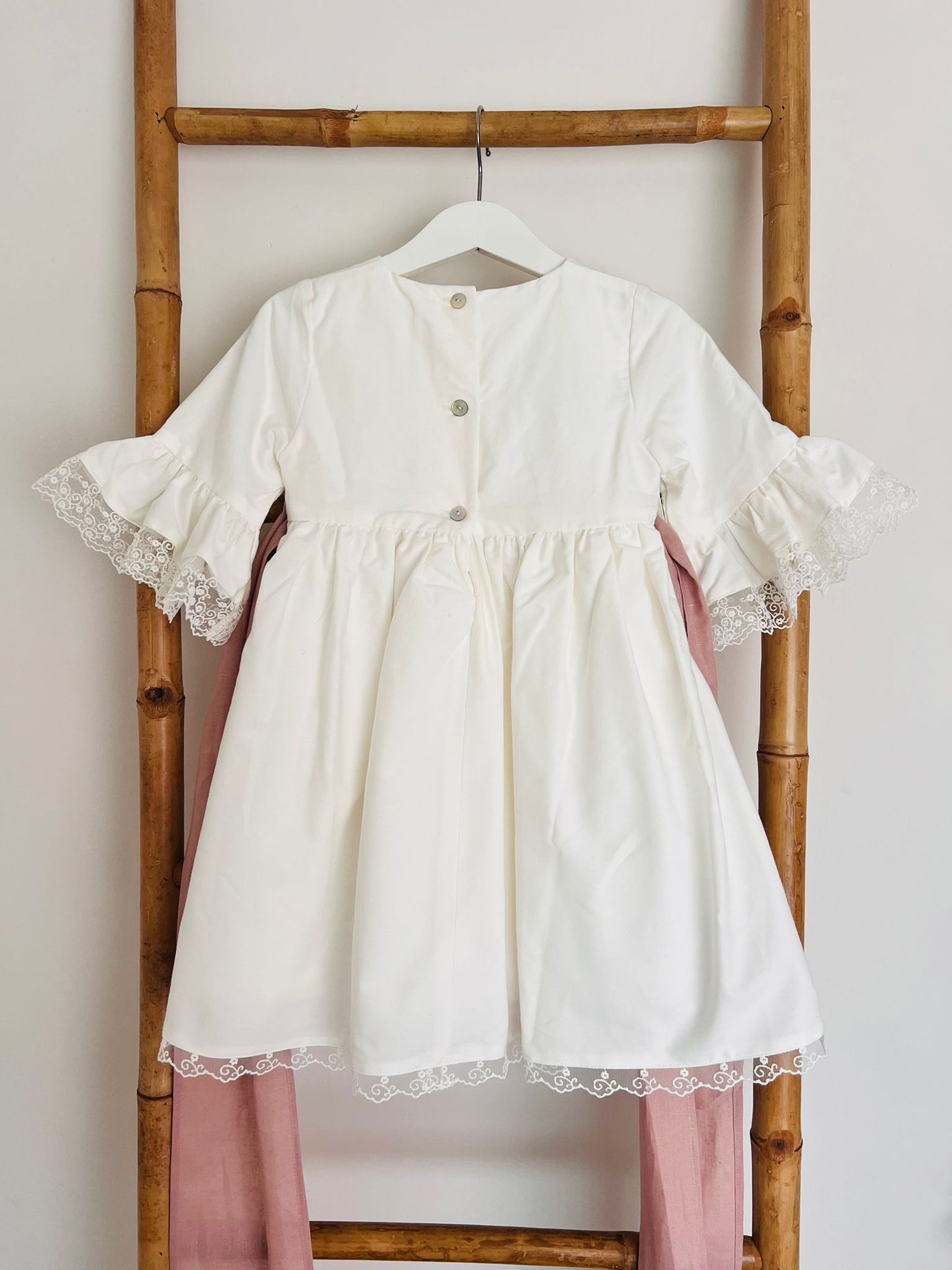 Vestido Charlotte com Renda na Manga e Bainha