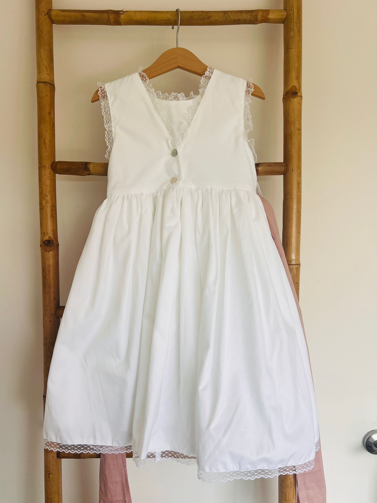 vestido com renda na gola mangas e bainha verao 